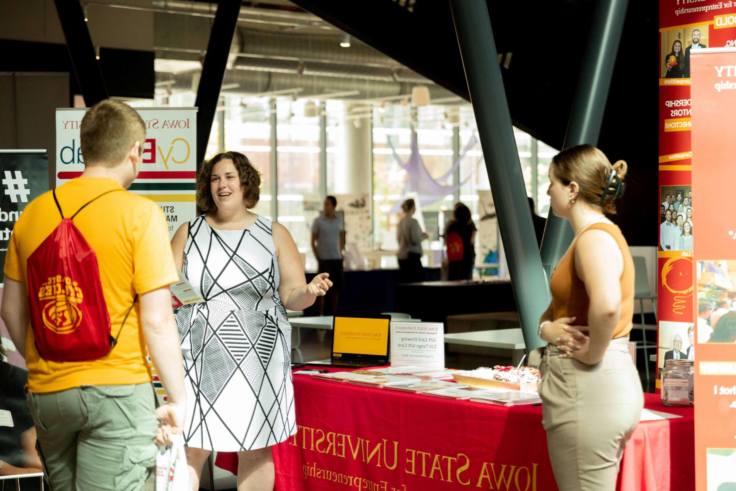 A student chats with exhibitors at the 取向 资源公平. 